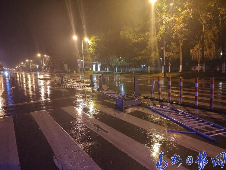 道路護(hù)欄.jpg 道路護(hù)欄.jpg